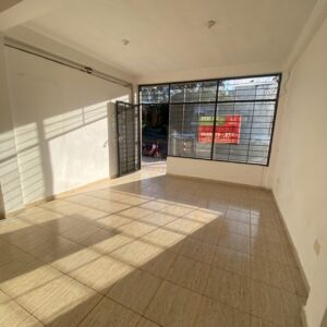 Alquila Local comercial con vidriera en zona de alto tránsito - Image 3