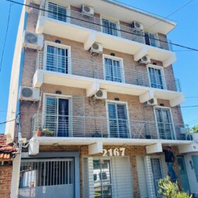 ALQUILER CÉNTRICO Y FULL CONFORT! 2 Dorm. con A/A en todos los ambientes (Zona Av. Santa Catalina y Av. Tacuarí)