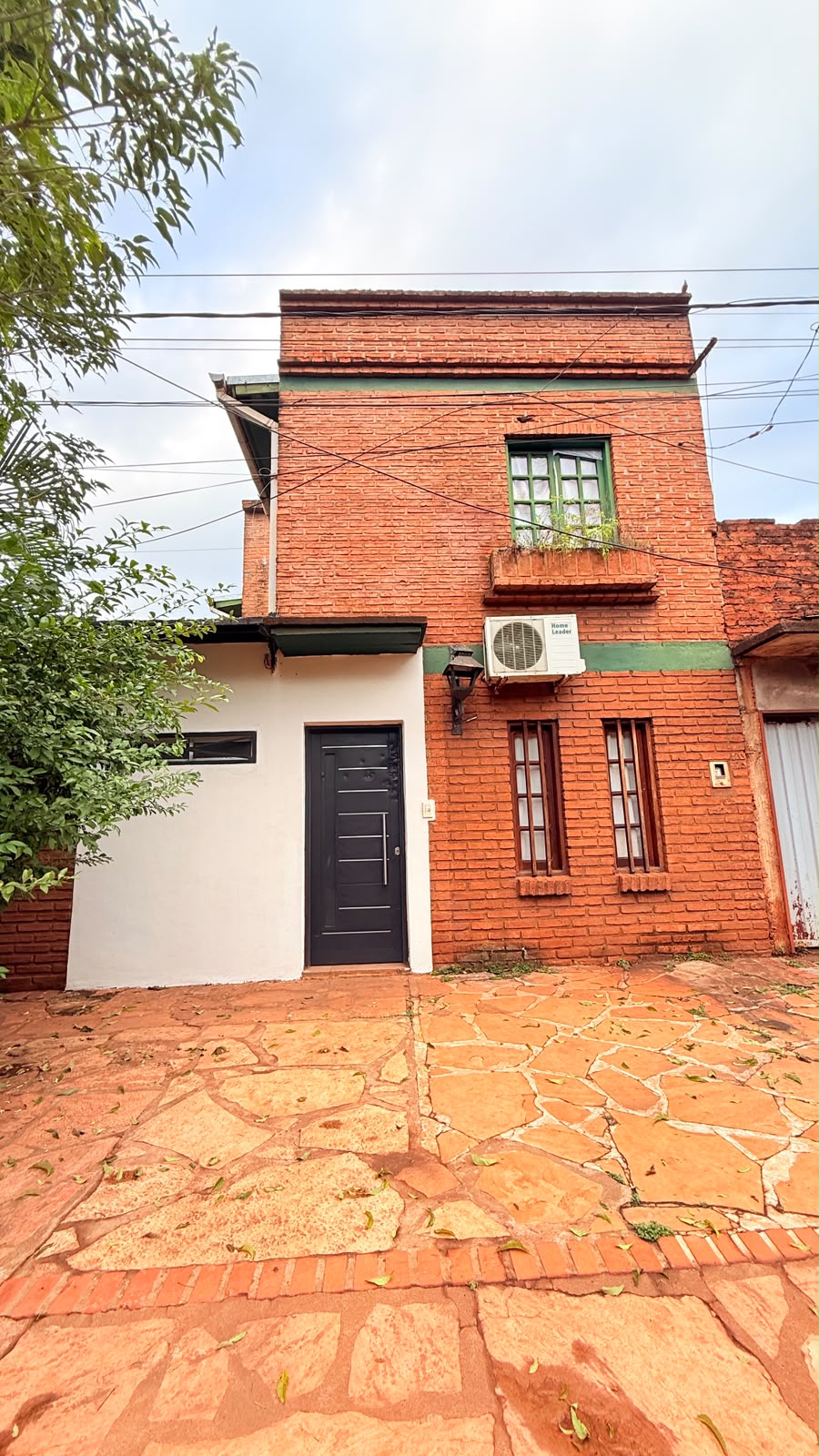 Alquila Casa de 2 Dormitorios z/ Av. Blas Parera y Av. San Martin