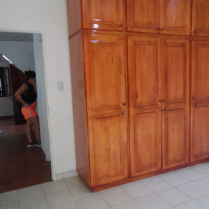 Alquila Casa Sobre Av. 115  casi Chacabuco 2 dormitorios. - Image 3