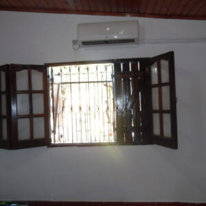 Alquila Casa Sobre Av. 115  casi Chacabuco 2 dormitorios. - Image 4