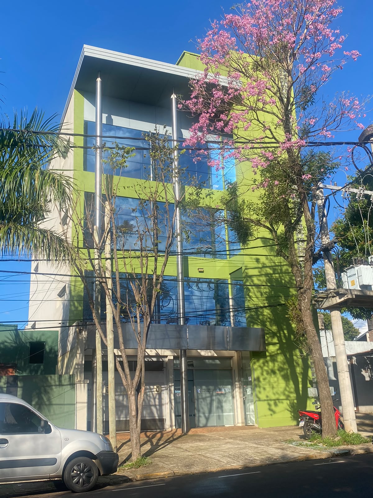 Alquila Oficina en Piso sobre Av. Sta. Catalina Zona Poder Judicial