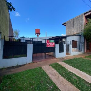 Alquila Casa Sobre Av. 115  casi Chacabuco 2 dormitorios.