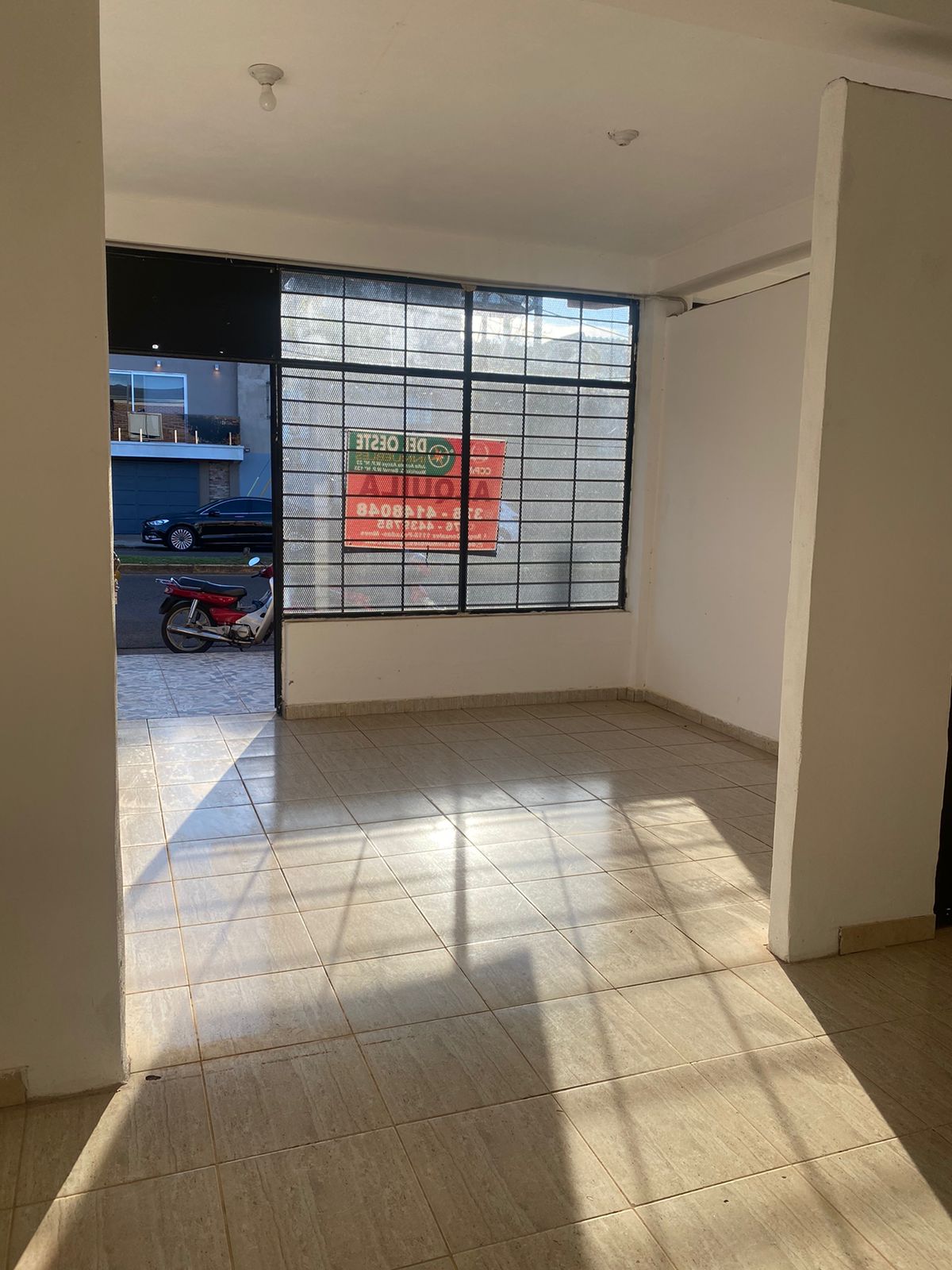 Alquila Local comercial con vidriera en zona de alto tránsito - Image 2