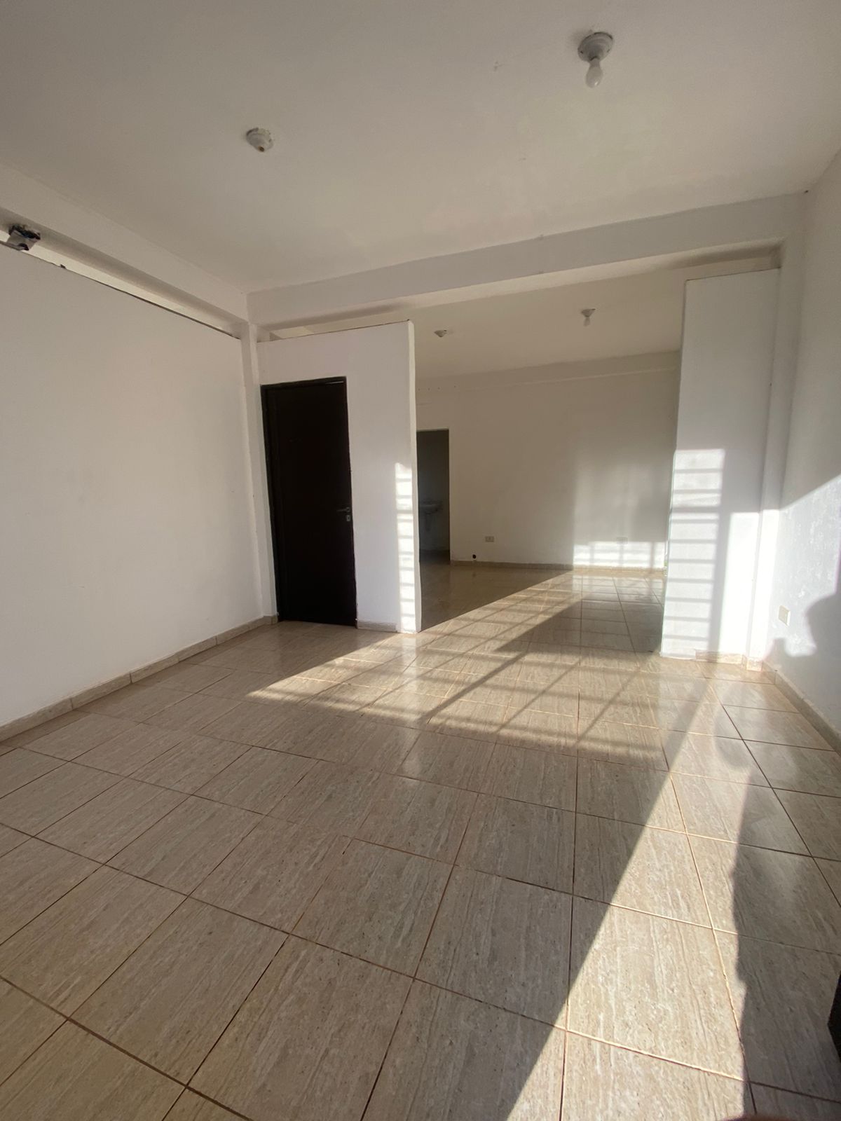 Alquila Local comercial con vidriera en zona de alto tránsito