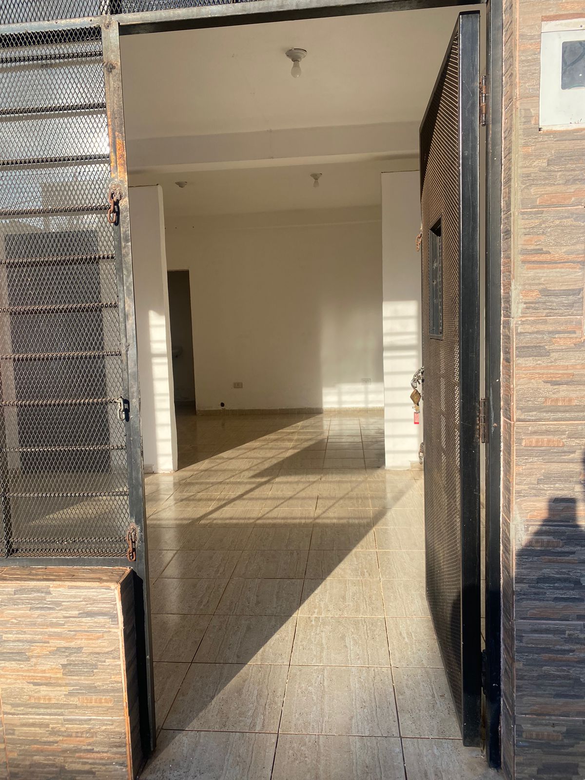 Alquila Local comercial con vidriera en zona de alto tránsito - Image 6