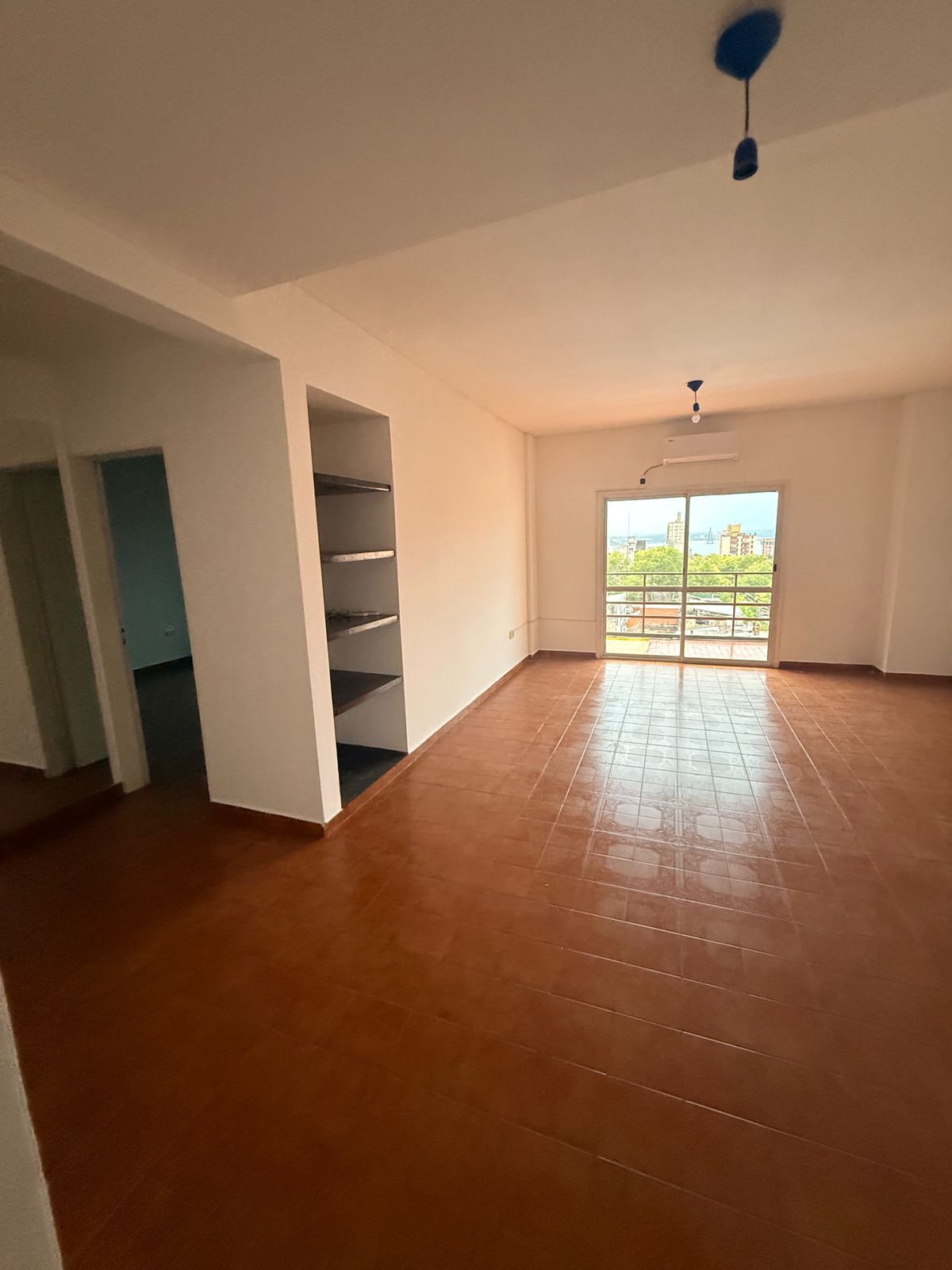 Alquiler Departamento Centrico 2 dormitorio Sobre Calle Sarmiento Esquina Colon. - Image 2