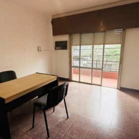 Alquila Oficina en  Z/ 3 de Febrero entre Belgrano y Sta Fe.